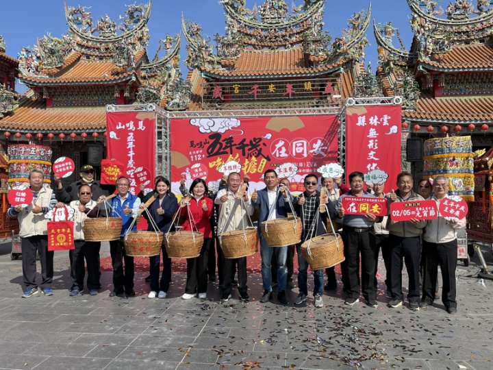 雲林縣褒忠鄉馬鳴山鎮安宮五年千歲元宵遶境吃飯擔文化已有百餘年歷史，今年規劃體驗活動，雲林縣長張麗善（前左5）和鎮安宮主委章金樹（前右6）31日歡迎民眾到東勢鄉開安宮吃平安。