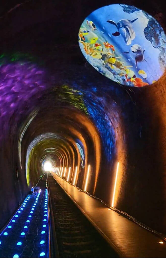 苗栗縣三義鄉舊山線鐵道自行車業者在隧道內營造鐵道海洋光雕秀，互動式情境投影讓遊客彷彿置身海底世界。（祺峰休閒事業有限公司提供）