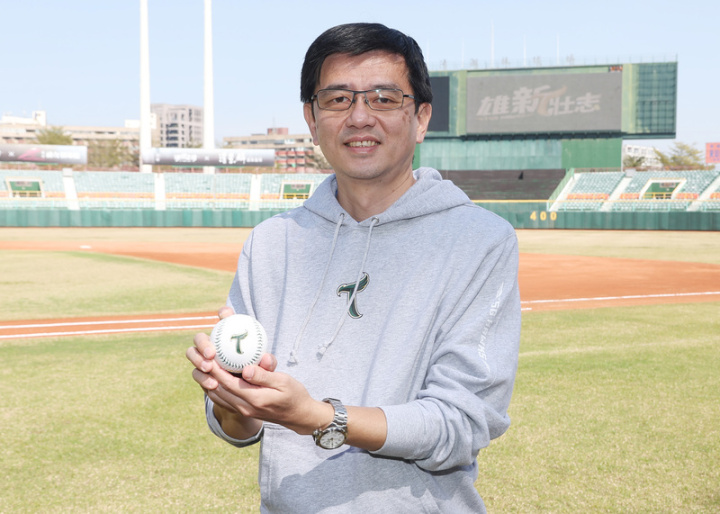 中職台鋼雄鷹隊目前主場在高雄澄清湖棒球場，不過今年年中場地將整修，主要針對球員休息室及球迷區。領隊劉東洋27日表示，希望南部球迷能有跟北部一樣的看球享受。
