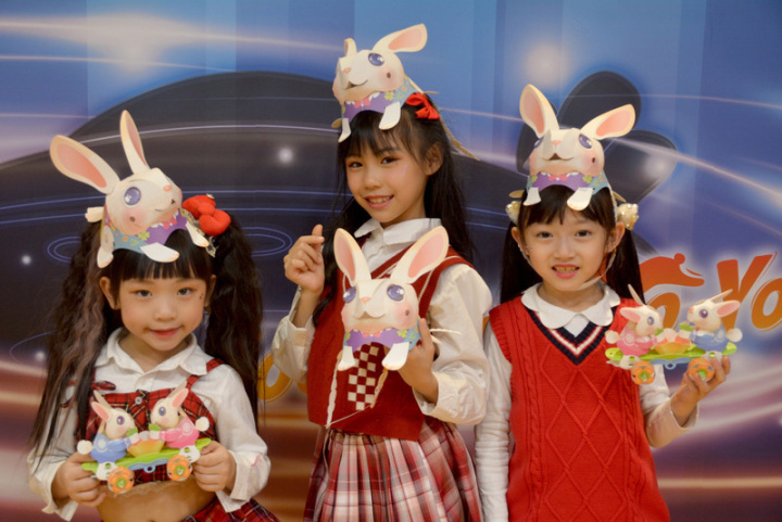 新北市政府民政局13日舉辦2023新北燈會記者會，小朋友現場展示「好運兔」小提燈，小兔跳躍及幸運草圖案，長耳朵加上圓滿身形，可愛又療癒。