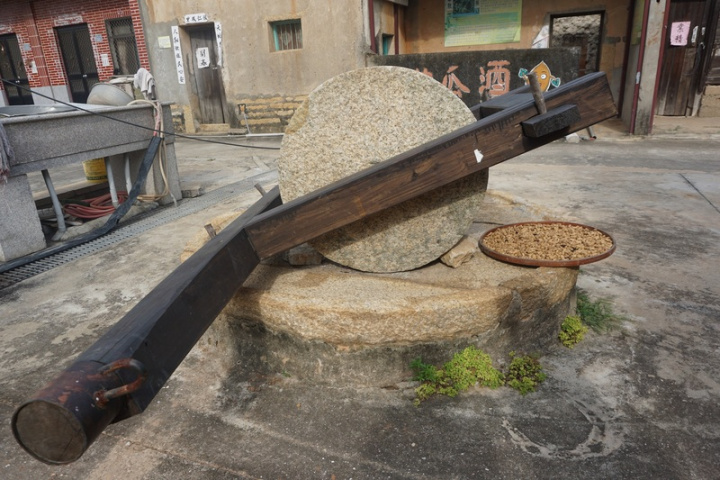 金門縣金沙鎮何厝村開發聚落小旅行，邀請民眾春節一探老酒甕和難得一見的番薯石輪，村民說，安脯糊（地瓜切片軋成粉）要用傳統石輪碾軋，才會有好口感。