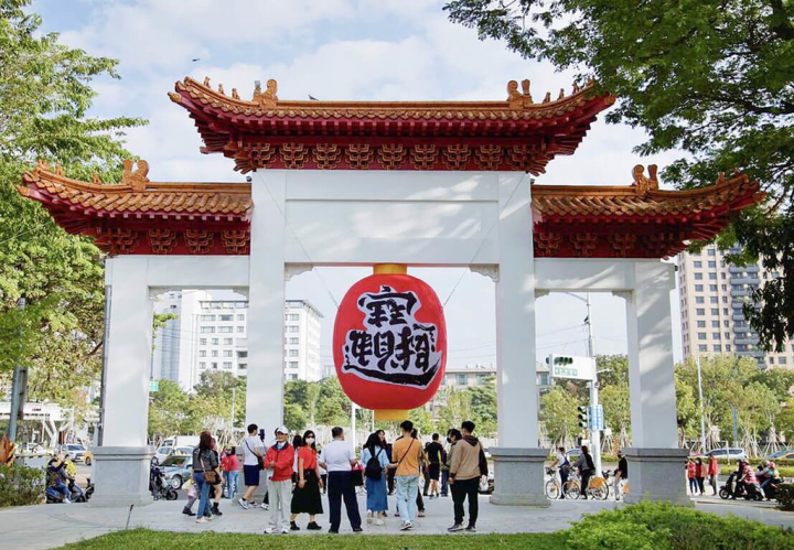 2023高雄燈會在蓮池潭畔舉行，入口牌樓有巨型燈籠，背面正看寫著吉祥話「招財進寶」、倒看則為「追求自由民主」，用翻轉文字概念創造屬於燈會的意象。（高雄市政府提供）