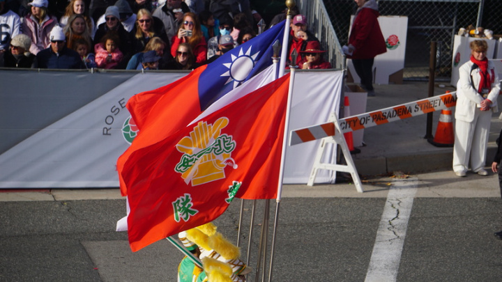 北一女中樂儀旗隊2日代表台灣參加美國2023年元旦的玫瑰花車遊行，中華民國國旗在現場觀眾前迎風飄揚。