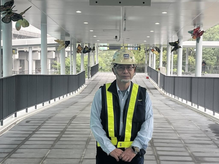 負責督導安坑輕軌工程的新亞建設開發股份有限公司總工程司王智雄回憶，安坑輕軌是他經歷過工地中最大、也最複雜工程，工程過程甚至打破污水管，付出慘痛代價。（王智雄提供）