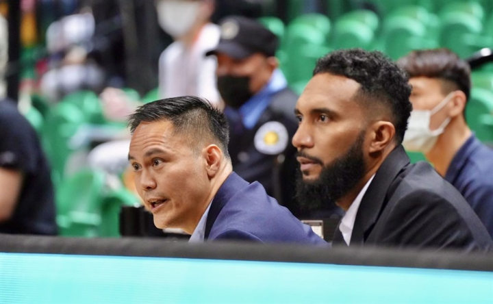 Taichung Suns head coach Chris Gavina (left) and assistant coach coach-player KG Canaleta. CNA photo Jan. 8, 2023