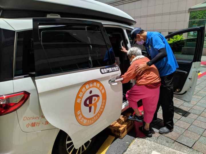 為提供長照個案外出「行」的便利，長照2.0推出交通接送服務，高雄市衛生局3日以新聞稿表示，截至民國111年11月底服務人數1萬多人，服務趟次逾32萬趟，較110年成長47%。（高雄市衛生局提供）