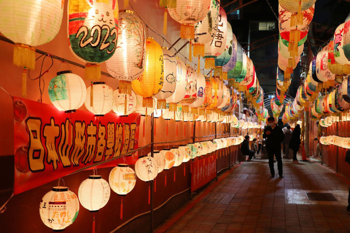 農曆春節連假計有10天，台南市觀光旅遊局12日指出，台南迎兔年新春系列活動中，位於中西區的府城成功燈會已經登場，其他活動將延續直過年後，精彩可期。（台南市政府提供）