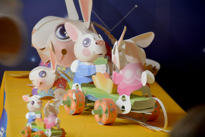 新北市政府民政局13日舉辦2023新北燈會記者會，公布元宵「好運兔」小提燈的樣式與功用（圖），提燈以手機、手電筒等燈具為光源，兼顧環保及傳統。