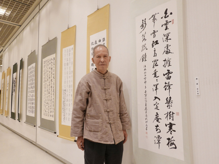 第38屆國際蘭亭筆會書法展16日在東京藝術劇場畫廊展示，台灣蘭亭筆會會長嚴建忠率團參加。圖為他以書法寫出蘇曼殊「住西湖白雲禪院」詩詞，頗富禪意。