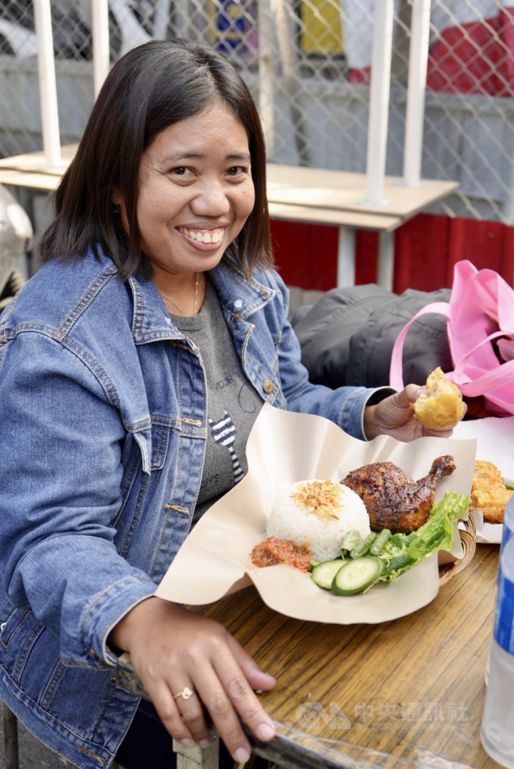 New Taipei caregiver Mutmainah prepares to enjoy her ayam bakar (grilled chicken). CNA photo Jan. 23, 2023