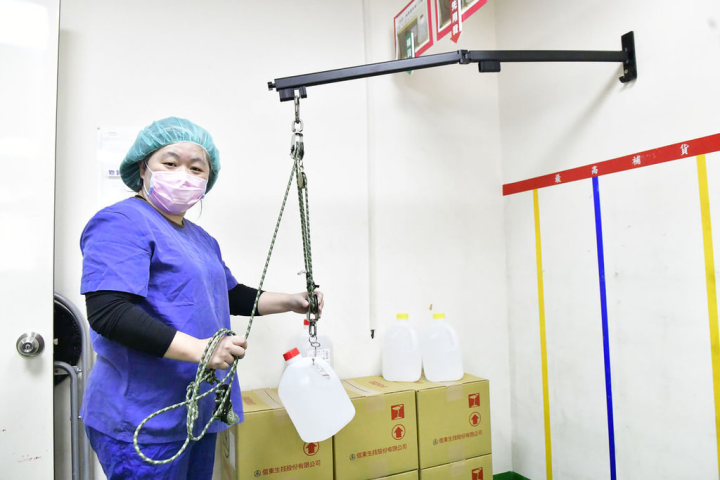 雲林縣斗六慈濟醫院洗腎室護理長張雅萍發現洗腎室隱藏負重傷害，為此她攻讀雲科大工業工程與管理系健康產業管理研究所，並以人因工程概念和滑輪設計出輸送裝置，就地取材打造推桿和吊桿，有效解決負重傷害。（雲林縣斗六慈濟醫院提供）