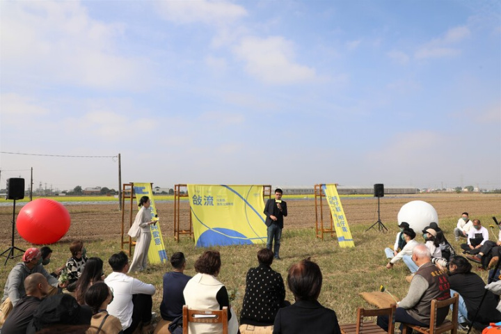 阮劇團6日在嘉義縣民雄鄉豐收村農田舉辦新舊任團長交接典禮，卸任團長汪兆謙（後中）出席致詞，未來卸任後他將專任藝術總監。