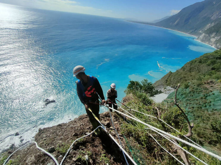 蘇花公路大部分路段依山臨海修築，被稱為「蜘蛛人」的邊坡工人在施工時也得吊掛在峭壁上刷坡、掛網，危險性高；他們工作時身上會掛著背負式安全帶，其中一條是主要的「生命線」，另一條是防備用。（公路總局提供）