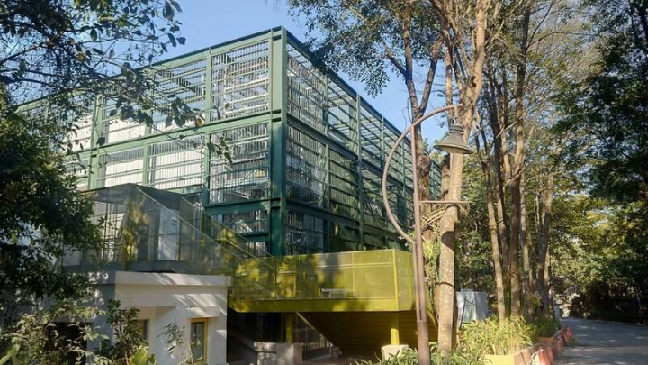 高雄壽山動物園黑猩猩原本居住的鐵籠，改建為1棟3層樓建築，化身鐵籠咖啡屋，並命名為「光室咖啡」。