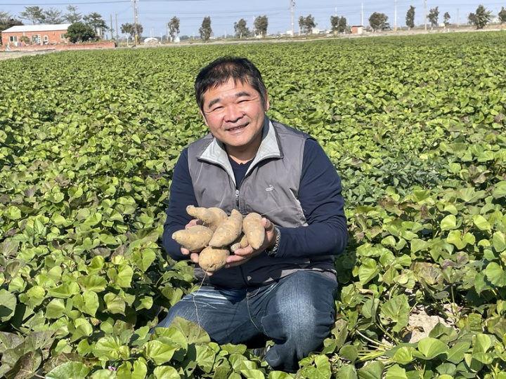 原為總舖師的蘇嘉益10年前回到雲林縣水林鄉種地瓜，從原先5公頃到現在300公頃，建立甘藷健康種苗繁殖體系，導入智慧化產銷管理平台，並研發多項地瓜料理、開發通路，榮獲全國模範農民肯定。