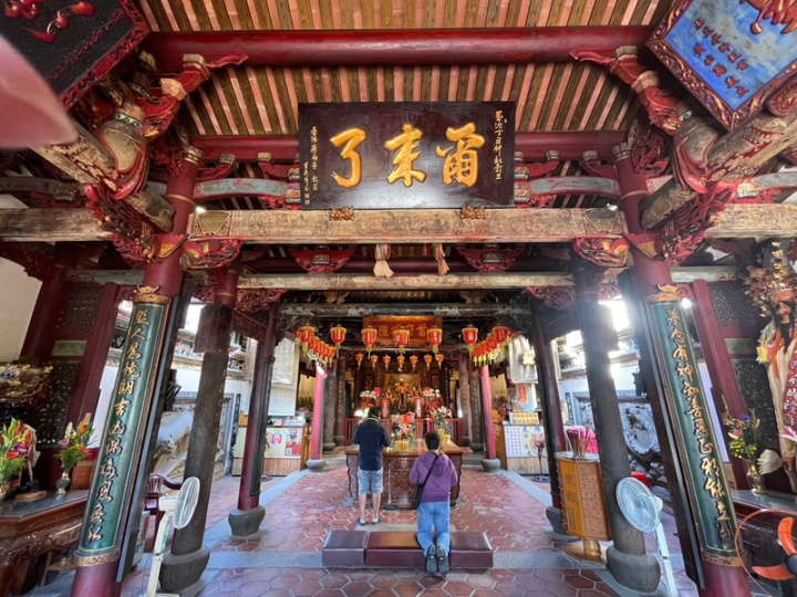 台灣府城隍廟內匾額甚多，但和宮廟齊名的莫過於「爾來了」，這塊匾額是台南3大名匾之一。