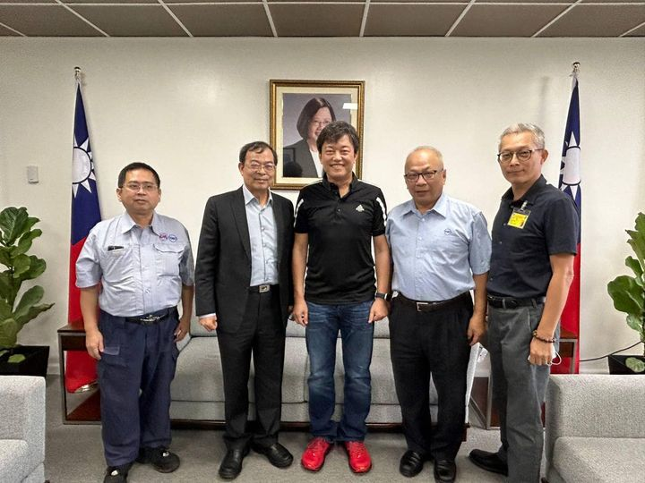 財團法人台灣機電工程服務社董事長鍾炳利一行與總領事陳盈連合影
