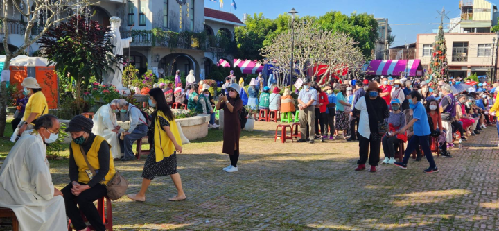 萬金聖母遊行當天的上午，來自全台各地天主教徒會各自排著隊，向會說不同語言的神父告解，畫面相當特別。