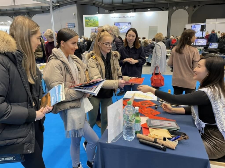 觀光局與國籍航空業者及在地旅行社12至15日合作參加曼城消費者旅展，現場除了提供諮詢，也舉辦特色書法體驗，吸引民眾駐足。（觀光局駐倫敦辦事處提供）