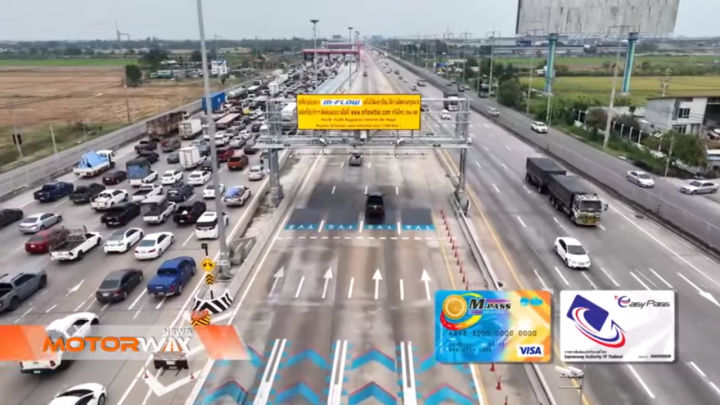 M9高速公路對照圖，左邊採用人工收費，塞車嚴重；右邊則是裝設遠通電收的ETC門架後的車道實況，十分順暢。(圖擷取自Motorway Thailand YT)