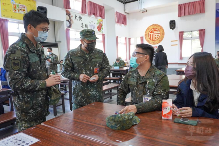 陸軍五支部運輸兵群日前辦理春節家屬懇親會，指揮官傅上校歡迎家屬至部隊瞭解官兵生活現況。（陸軍第十軍團提供）