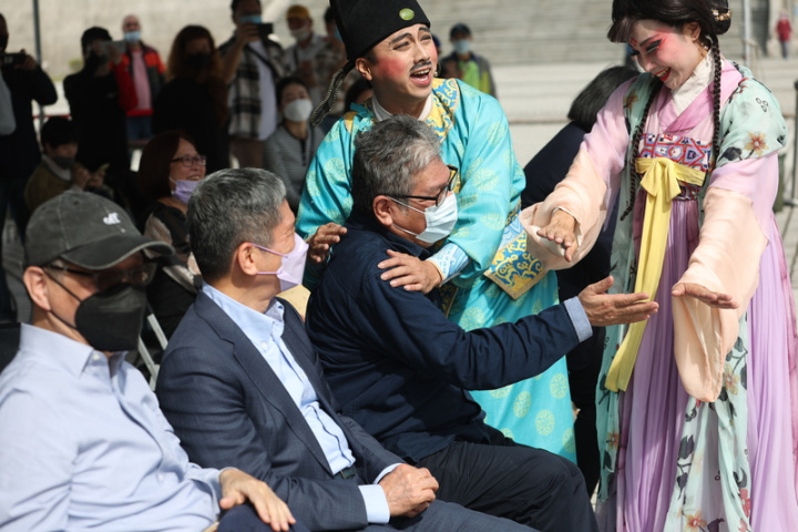 李永豐推廣紙風車「哪吒鬧龍宮」 紙風車「哪吒鬧龍宮」兩廳院藝文廣場演出記者會12 日在台北舉辦，總編導李永豐（左3）與演員互動熱絡。