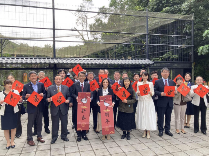 日本北海道釧路市長蝦名大也（前左4）11日到台北市立動物園內探視丹頂鶴Big、Kika與新生寶寶「哩鶴」，蝦名大也表示，「哩鶴」誕生讓他感到驕傲，盼日本與台灣、釧路市與台北的友情能夠長長久久。