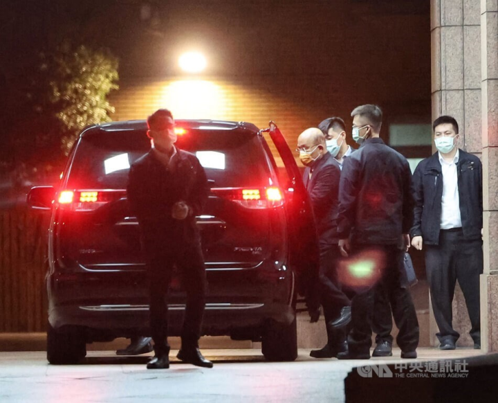 Premier Su Tseng-chang leaves the Executive Yuan compound in Taipei Thursday evening. CNA photo Jan. 19, 2023
