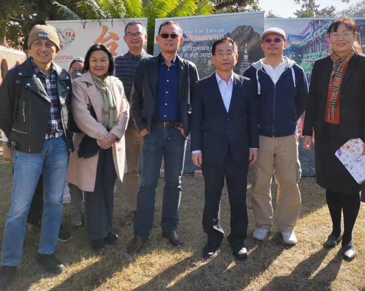 首頁 / 國際 駐印度代表處與印媒合辦大型古董車展 2023/1/16 07:38（1/16 10:11 更新） 駐印度代表葛葆萱（右3）15日偕員眷參加印度主流媒體「政治家報」 主辦的古董車展，在會場設置大型台灣觀光看板，推廣台灣文化、觀光與特色美食。（駐印度代表處提供）