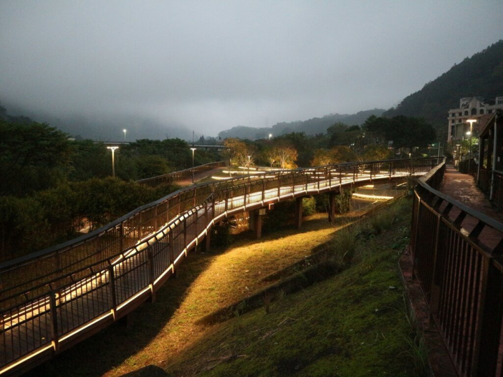 康濟吊橋完成環境營造、亮化工程，周邊景點，包括南庄老街、洗衫坑、桂花巷石階、十三間老街、東村宿舍歷史建築、竹雞公園、鳥窩窩公共會所、串門子廣場等，預計在春節連假期間再度成為遊客前往苗栗必訪的景點。（參山國家風景區管理處提供）