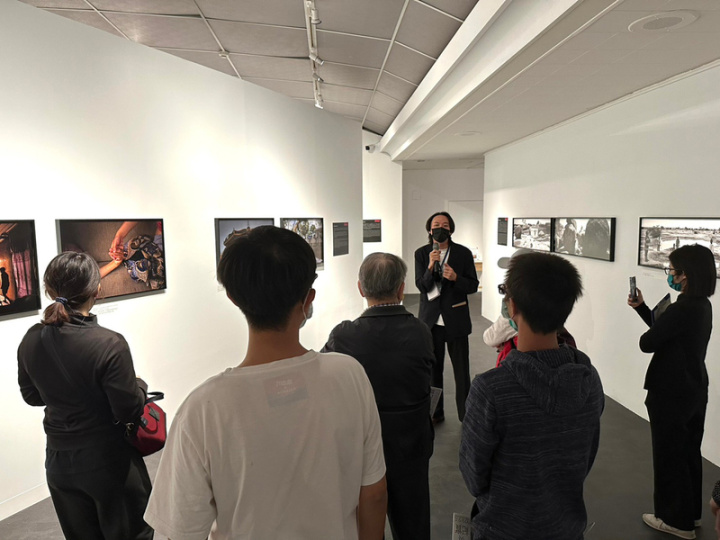 高雄市立美術館與無國界醫生攜手主辦「前線：醫療與紀實」攝影展，首度在南台灣展出馬格蘭攝影通訊社（Magnum Photos）5名攝影師記錄的前線瞬間，精選43件作品。