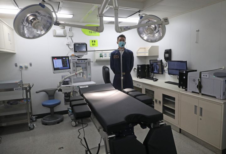 國防部12日邀請媒體赴高雄左營參觀兩棲船塢運輸艦玉山艦，艦內艙間廣闊，內部設備如手術室、牙醫室、恢復室與病房等一應俱全，以利投入人道救援任務，或在戰時擔任野戰醫院。