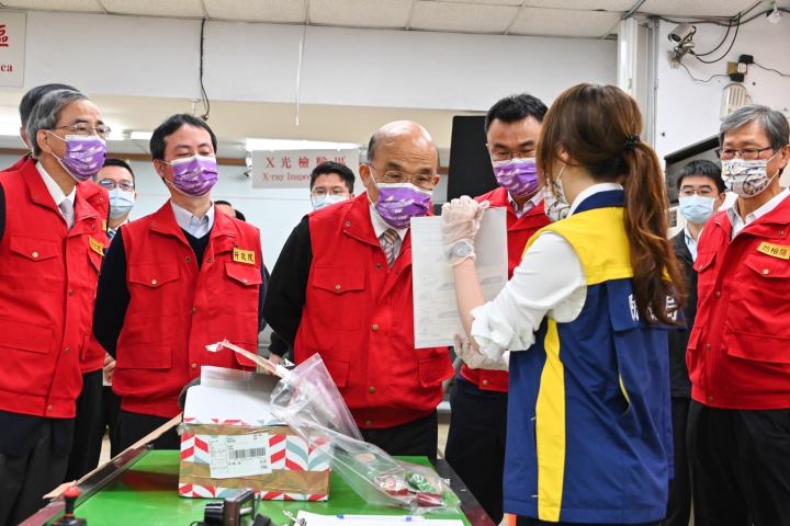 行政院長蘇貞昌視察「臺北郵件處理中心國際郵包動物檢疫強化措施」