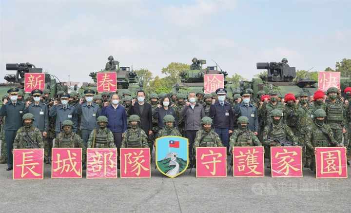 President Tsai Ing-wen (蔡英文, second row, seventh left) poses for a photo with the 234th Mechanized Infantry Brigade. CNA photo Jan. 6, 2022
