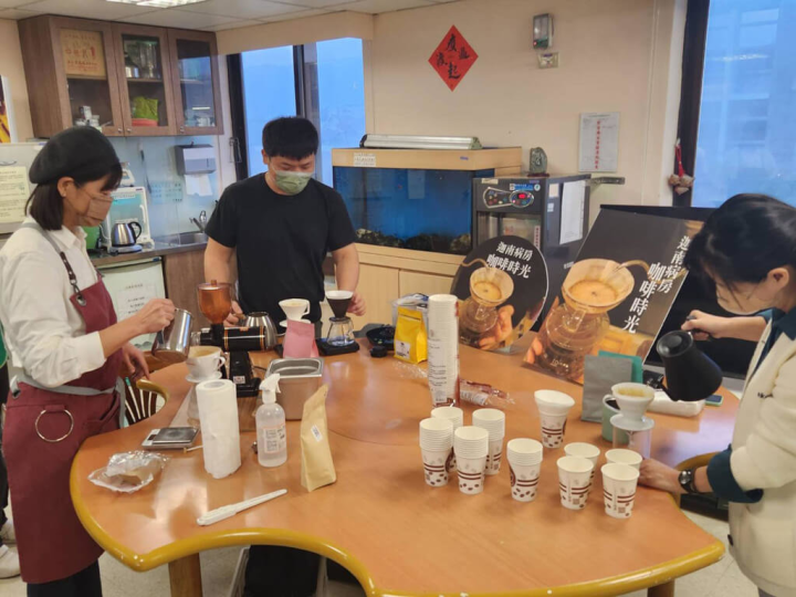 首頁 / 地方 門諾醫院安寧病房咖啡時光重啟 舒緩緊繃心情 2023/1/11 13:01（1/11 13:51 更新） 花蓮門諾醫院為迦南病房（安寧病房）患者開設咖啡時光活動，因COVID-19暫停2年後，今年重啟，邀請在地咖啡師到醫院為患者手沖咖啡，放鬆心情。（門諾醫院提供）
