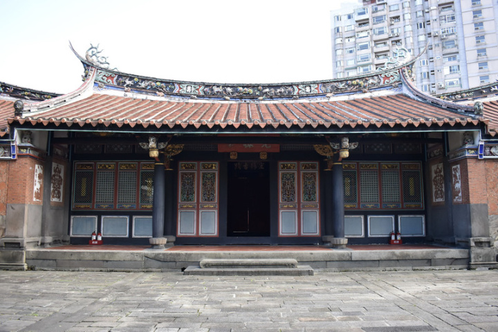 新北市板橋區林本源園邸與台南吳園、新竹北郭園與霧峰萊園並稱「台灣4大名園」，除有典雅花園景觀，一旁的「三落大厝」即是林家祖厝。圖攝於111年11月。