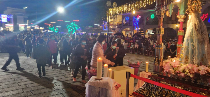 萬金聖母遊行前一夜會的聖母獻花儀式。