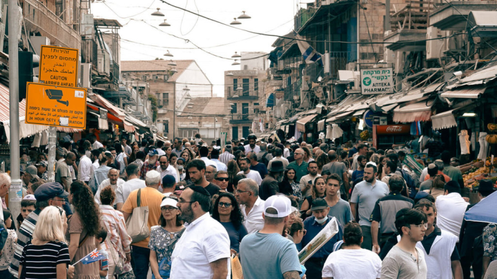 駐台北以色列經濟文化辦事處與駐台拉維夫台北經濟文化辦事處迎來設館30週年，以色列駐台辦事處將舉辦「當台灣人遇見以色列攝影展」，邀請各界共享台、以雙邊交流成果。圖為台灣民眾陳俞安展出作品「住棚節前的耶路撒冷市場」（Machane Yehuda Market before Sukkot）。（中正紀念堂提供）