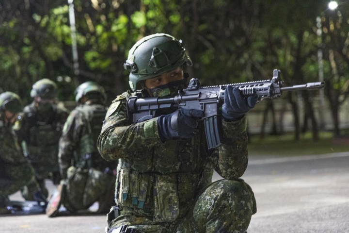 官兵持槍警戒，針對各項狀況應處。