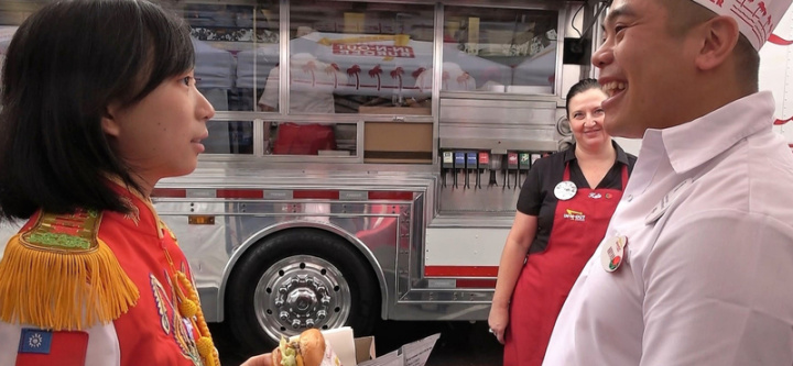 北一女樂儀旗隊2日參加美國加州玫瑰花車遊行，學生在遊行結束後領取大會提供餐點In-N-Out漢堡，工作人員得知北一女來自台灣，感謝他們遠道而來演出。