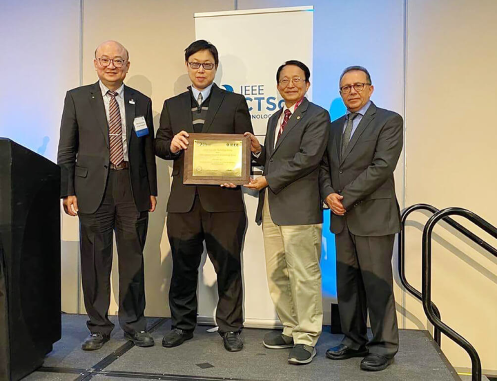台灣創業家劉峻誠AI公司 獲IEEE相關獎項 2023/1/13 10:48（1/13 11:01 更新） IEEE CTSoc頒發企業創新領袖獎，耐能（Kneron）創辦人兼執行長劉峻誠（左2）和耐能共同創辦人、加州大學洛杉磯分校（UCLA）教授張懋中（右2）6日共同領獎。（劉峻誠提供）