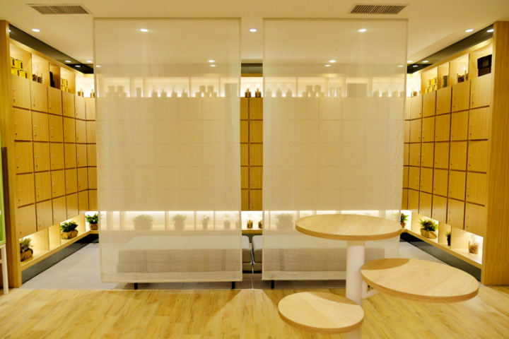 桃園國際機場內的膠囊旅館町．草休行館除可提供旅客休憩，其細節設計融入「茶概念」，接待處陳列台灣茶，營造質感氛圍。