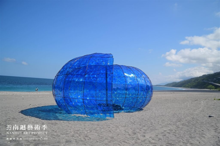 台東縣長饒慶鈴積極營造「台東大美術館」，近年舉辦多場大地藝術季，包括台11線上的東海岸大地藝術季、197縣道的漂鳥197–縱谷大地藝術季及台9線上的南迴藝術季等。圖為2022南迴藝術季展出作品「藍色迴旋」。（台東縣政府提供）