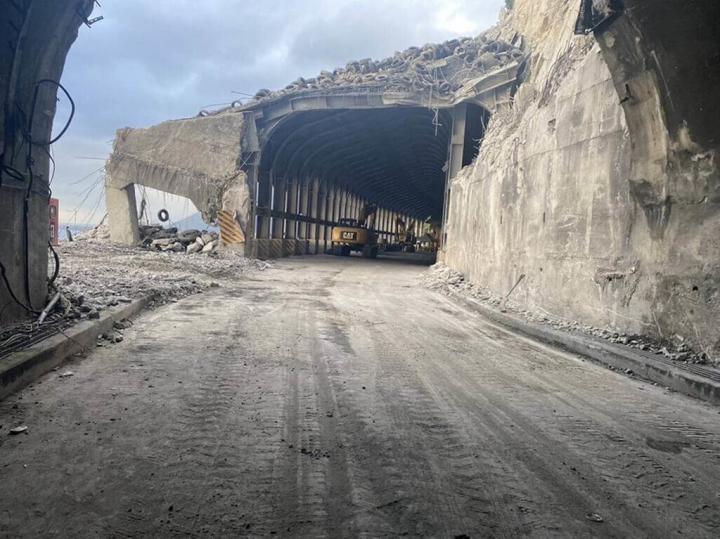 蘇花公路台9線159.3公里處大清水明隧道崩坍，工程單位搶通後，因應春節假期疏運全天放行，2月1日起重啟管制，並繼續補強工程。（公路總局四工處提供）