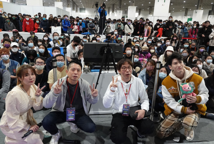 台北國際動漫節27日起熱鬧展開，首日中午展場舉辦高人氣動畫「SPY x FAMILY間諜家家酒」座談會，動畫總作畫監督淺野恭司（前右2）、製作人中武哲也（前左2）出席，與讀者粉絲開心合影。