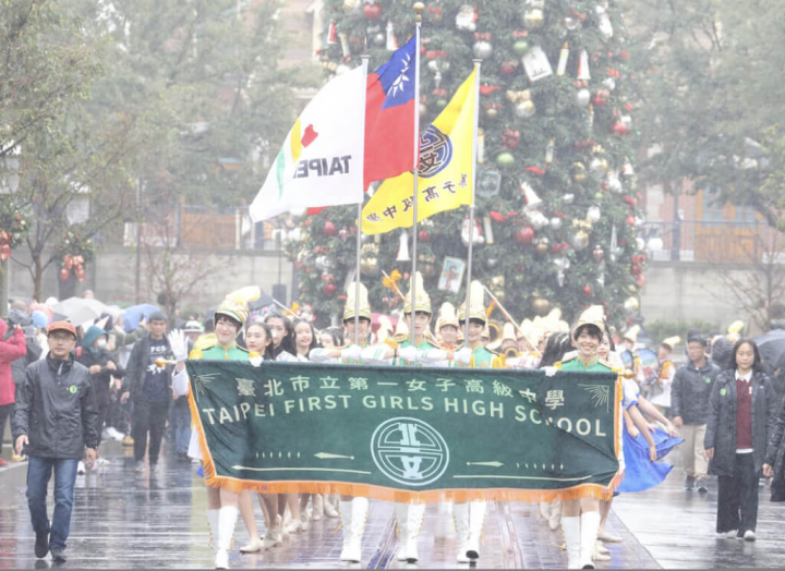 以玫瑰花車遊行隊伍身分，北一女樂儀旗隊3日在加州迪士尼樂園內遊行，掌旗手舉著中華民國國旗、台北市旗與北一女校旗領軍。校長陳智源（左1）與師長一起下場。 （北一女樂儀旗家長後援會提供）