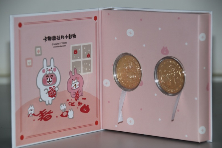 南投燈會14日至2月5日在南投縣會展中心登場，配合兔年，南投縣政府與日本插畫家卡娜赫拉合作，推出「卡娜赫拉的小動物」大型副燈、12座充氣偶燈、雷雕紀念幣（圖）等聯名商品。