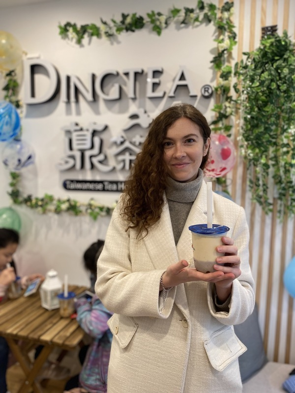 最愛芋泥珍奶的瑪莉詠是台灣手搖飲上癮者，每週幾乎都要來一杯，對台灣珍奶發跡史也暸若指掌。她告訴記者，老家親友都很喜歡台灣手搖飲，只要上巴黎便會去買。