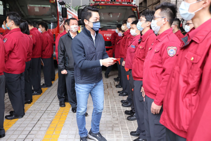 農曆春節連續假期即將展開，台北市長蔣萬安（前中）18日前往台北市警察局和消防局慰勉警消人員，並頒發慰問金及水果等，感謝他們辛苦付出貢獻。（台北市消防局提供）