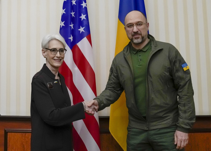 美國國務院副國務卿雪蔓(左)16日前往基輔，與烏克蘭總理什米加爾(右)等高階官員見面。(Twitter/@Wendy R. Sherman)